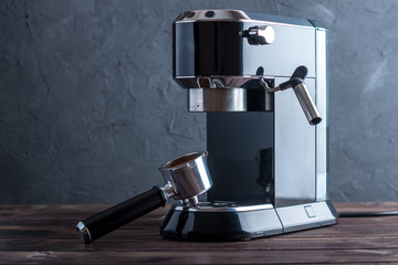 Préparation d& 39 espresso. Machine à café noire et corne avec grains moulus sur la table. Infusion de café professionnelle