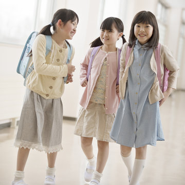 学校の廊下を歩く小学生