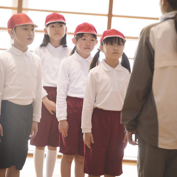 体育の授業を受ける小学生