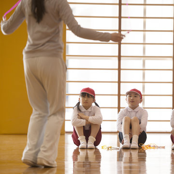 体育の授業を受ける小学生