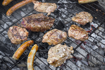 Koteletts und Grillfleisch auf Kohlegrill Gitterrost 1