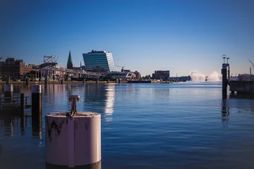 Foto auf Acrylglas Stadt am Wasser Löschboot im Hafen von Kiel
