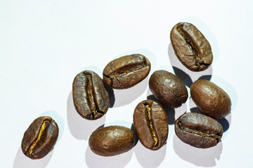 Granos de café en fondo blanco