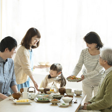 朝食を食べる3世代家族