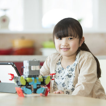 プログラミングの勉強をする女の子