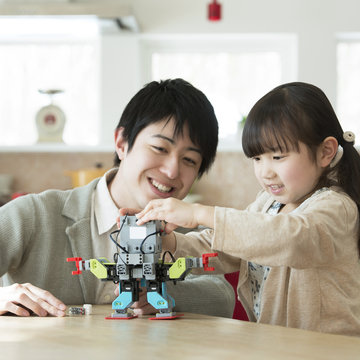 ロボットを組み立てる親子