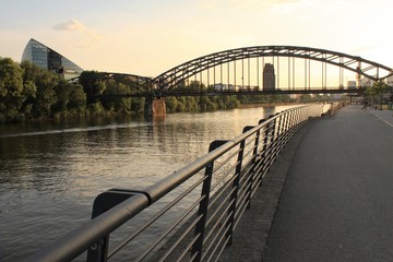 Abend am Main im Frankfurter Osten