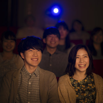 映画を見るカップル