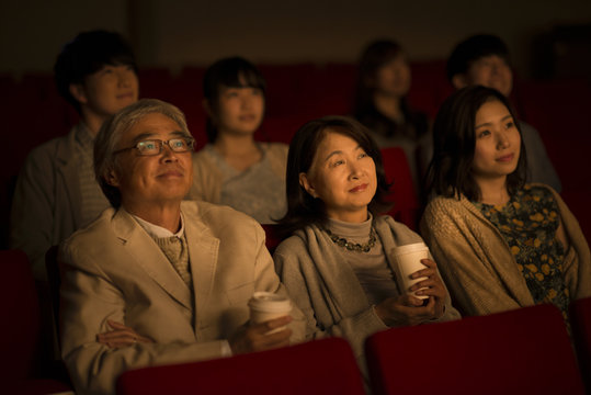 映画を見るシニア夫婦