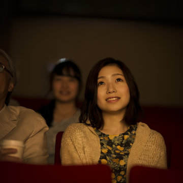 映画を見る女性