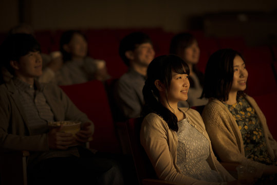 映画を見る2人の女性