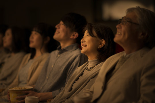 映画を見るシニア女性