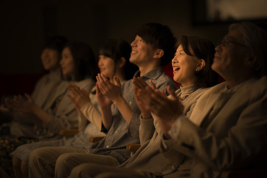 拍手をする観客