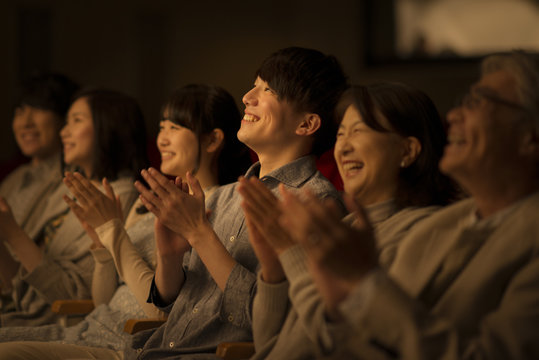 拍手をする観客