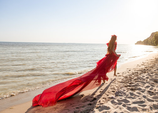 
devushka v krasnom plat'ye bezhit

the girl in red dress is running