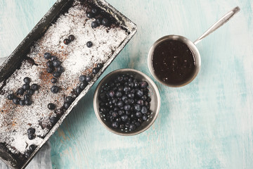 Berry crumble in the baking-Tin on the table