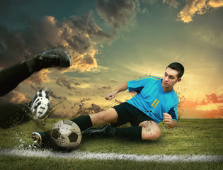 Naklejka premium Soccer players on the field