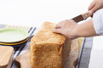 食パンを切る手元