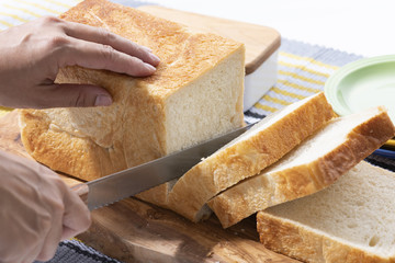 食パンを切る手元