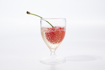 さくらんぼの入った炭酸水