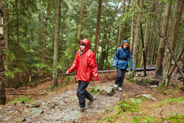 Obraz premium Young couple hiking in the highlands