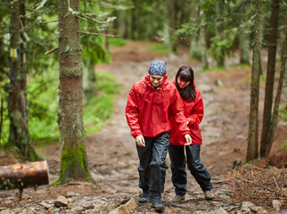 Naklejka premium Young couple hiking in the highlands