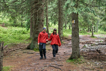 Obraz premium Young couple hiking in the highlands