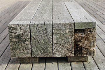 材木を組み合わせただけの簡素なベンチ