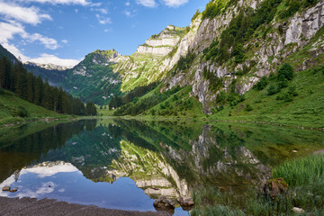 Talalpsee, Glarnerland, Bergsee, Wasserspiegelung, Landschaftsbild, Blick auf Schijenstock, felsige Gebirgswelt und Bergwald, blauer Himmel, vereinzelte Wolken
