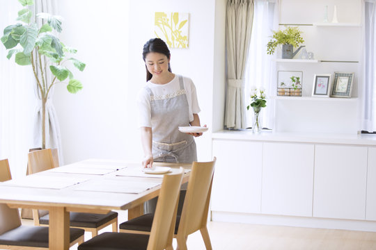 お皿をテーブルに置く女性