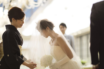 ベールダウンをする母親と新婦