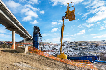 Lifting platform in the construction of a bridge