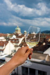 Weisswein Glas vor den Dächern von Bern mit Bundeshaus