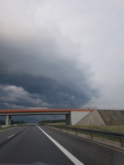 Chmury burzowe nad polską autostradą
