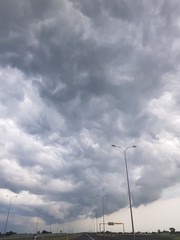 Chmury burzowe nad polską autostradą © Robert