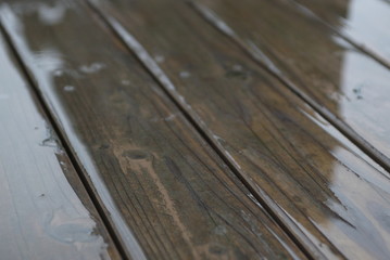 雨に濡れた木版