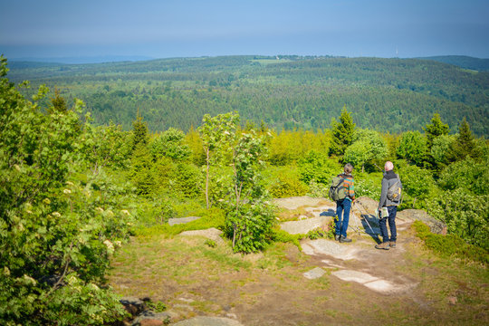 Wanderer mit Ausblick vom Gipfel Landschaft