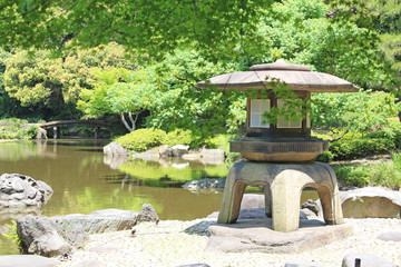Fototapeta na wymiar 日本庭園の灯篭