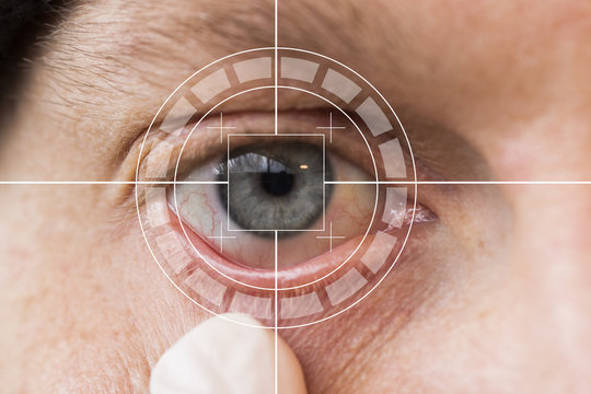 Eye monitoring virtual reality health