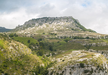 Montañas de Cantabria, rocosas con valles de verde vegetación y nubes en la cima