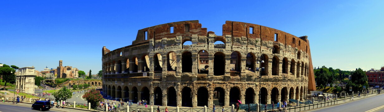 beeindruckendes Panoramabild des Kolosseums in Rom vor strahlend blauem Himmel