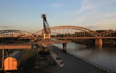 Naklejka premium Frankfurt am Main, Deutschherrnbrücke und Hafenpark