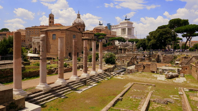 interessanter Blick über Forum Romanum mit diagonaler Säulenreihe und Ruinen in Rom