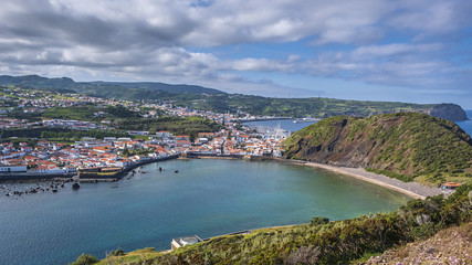 Fototapeta na wymiar Blick vom Monte da Guia auf Horta und Monte Queimado (Faial)
