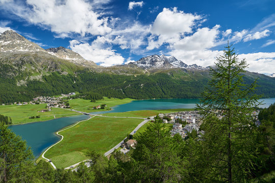 Panoramablick auf Silvaplana, links der Lej da Champf&egrave;r, rechts der Silvaplanersee, im Hintergrund Surlej und der Corvatsch, blauer Himmel mit Wolken