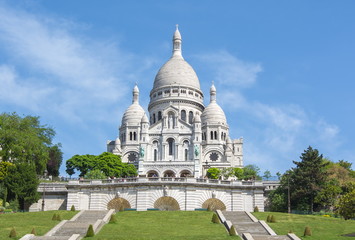 Basilica of Sacre Coeur (Sacred Heart) on Montmartre hill, Paris, France - obrazy, fototapety, plakaty