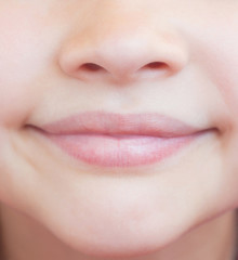 Fototapeta premium Uśmiechnięte dziecko z bliska. Zbliżenie ust.