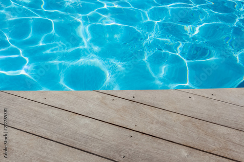 Piscine Avec Margelle Bois Photo Libre De Droits Sur La
