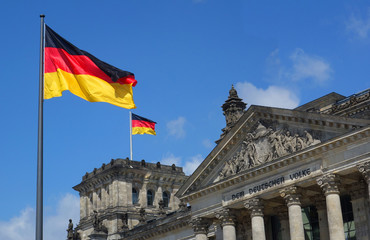 Fototapeta na wymiar Deutscher Bundestag mit Deutschlandfahne