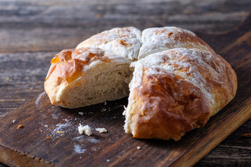Rustikales rundes Weizenbrot auf Holzbrett